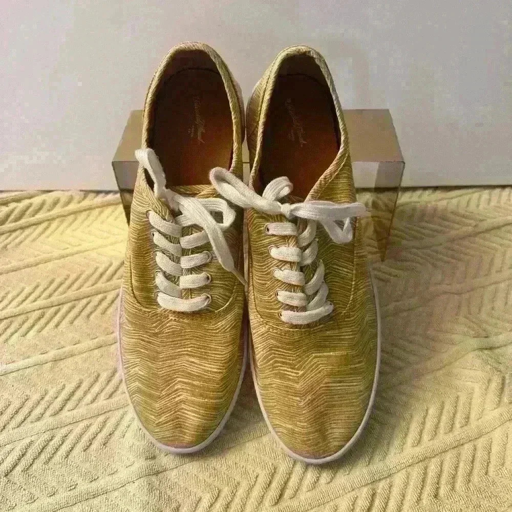 Universal Thread Size 12 Women’s Sneakers. Yellow. Excellent Used Condition